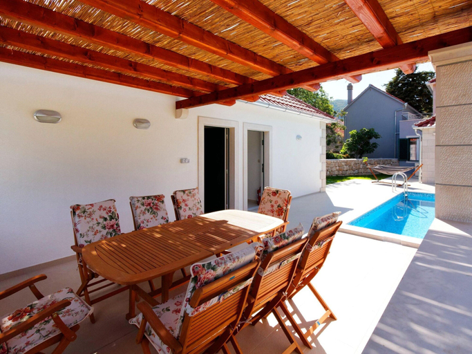 Dining 2, Villa in Croatia With Stunning Mountain Views, Vrgorac