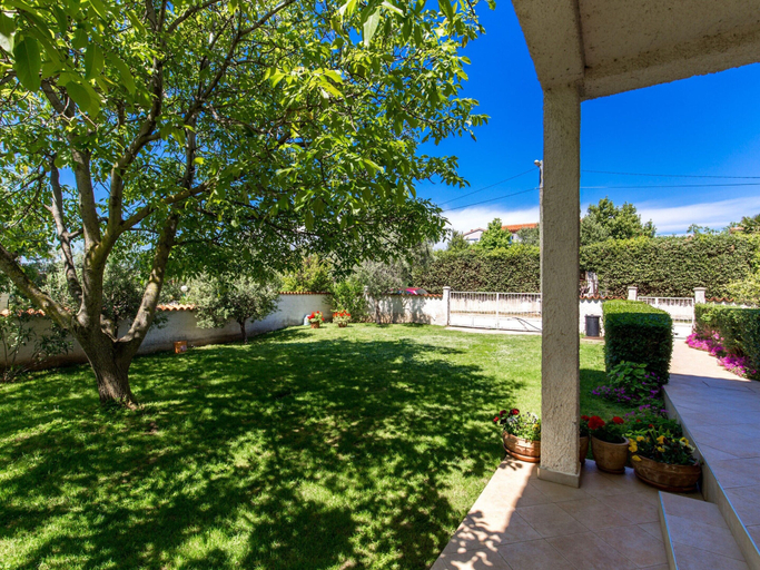 Garden 5, Spacious Apartment With Large Covered Terrace, Medulin