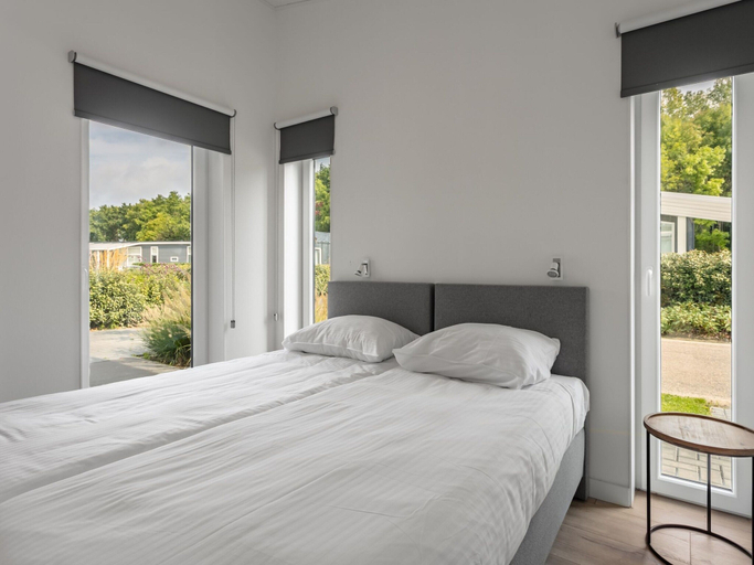 Others 2, Holiday Home in Zeeland With Streamside Terrace, Kapelle