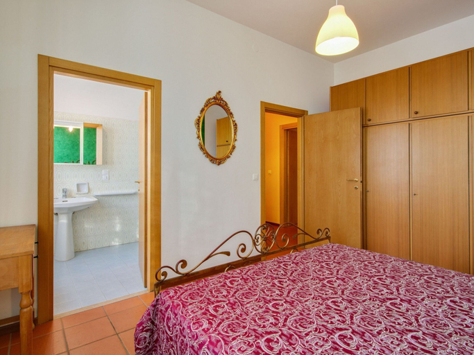 Room 2, Holiday Home in Marciaga With Pool & Gulf Views, Verona