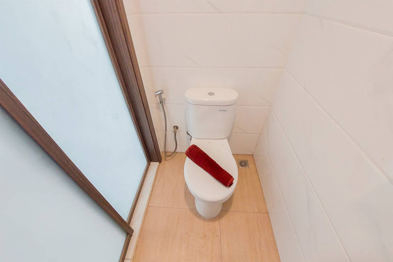 Bathroom 5, Great Choice and Homey Studio Room Sky House BSD Apartment By Travelio, Tangerang Selatan