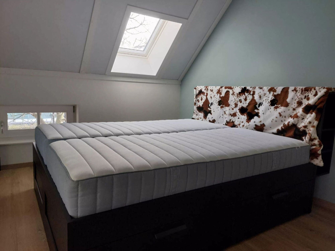 Others 4, Comfortable Holiday Home With hot tub, Wierden