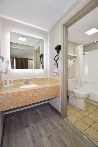Bathroom 4, Days Inn by Wyndham Midland, Midland