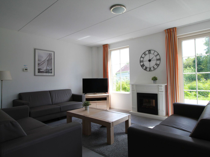Living area 5, Villa Near the Lake in Makkum, Wûnseradiel