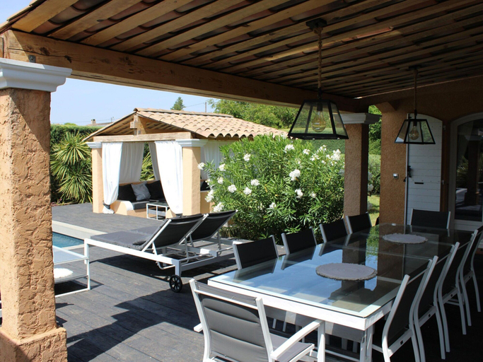 Dining 5, Holiday Home With Large Garden and Pool, Alpes-de-Haute-Provence
