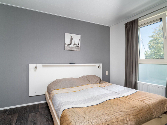 Bedroom 2, Beautiful Chalet With Sauna and Right on the Water, Boarnsterhim