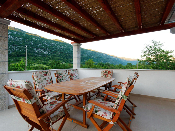 Dining 3, Villa in Croatia With Stunning Mountain Views, Vrgorac