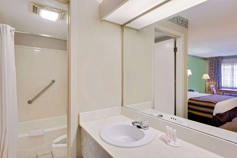 Bathroom 5, Days Inn & Suites by Wyndham Starkville, Oktibbeha