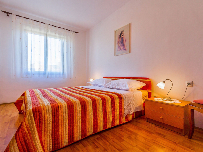 Room 2, Spacious Apartment With Large Covered Terrace, Medulin