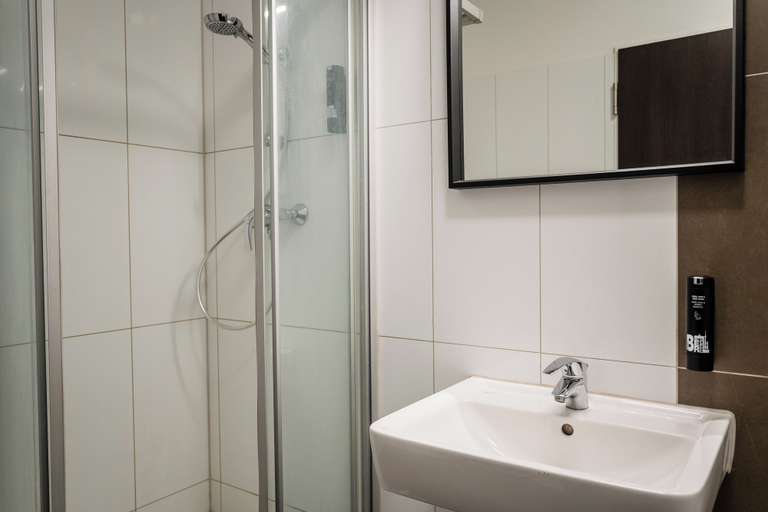 Bathroom 3, Apartmenthaus Berlin Neukölln, Berlin