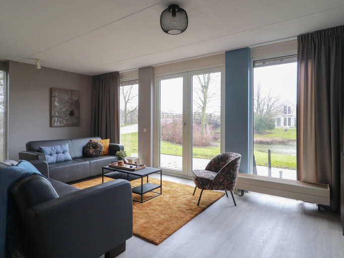 Living area 5, Holiday Home on the Water in Friesland, Wûnseradiel