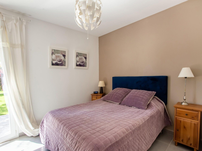 Room 4, Beautiful Holiday Home With Swimming Pool, Var