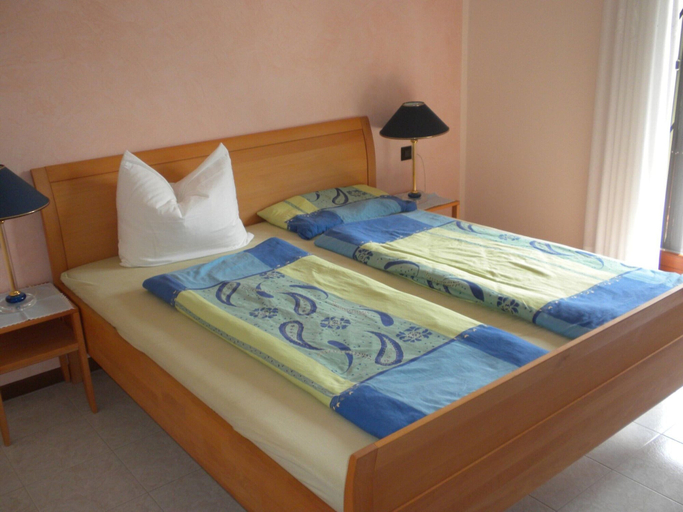 Room 2, Apartment in Lazise With Lake View Balcony, Verona