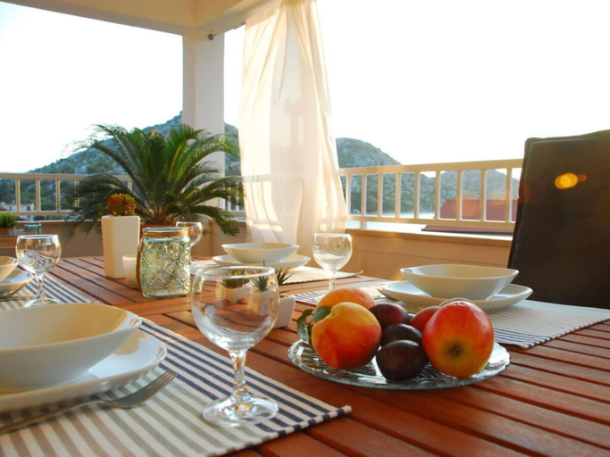 Dining 3, Holiday Apartment Luna, Ploče
