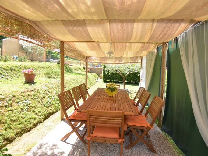 Dining 5, Holiday Home in Lucca With Pool & Garden, Lucca
