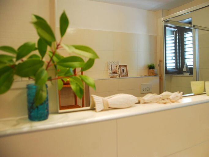 Bathroom 4, Holiday Apartment Luna, Ploče