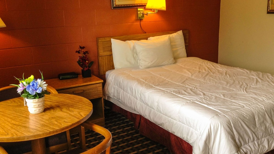 Bedroom 2, Rodeway Inn Manchester NY, Ontario