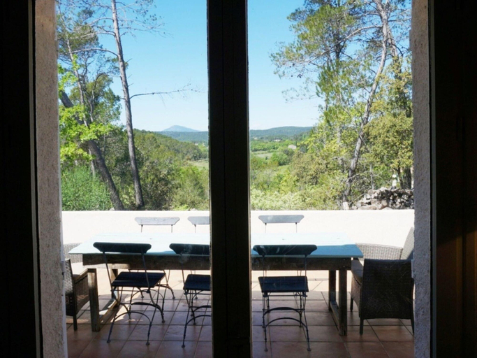 Dining 3, Holiday Home in Lorgues With Private Pool, Var