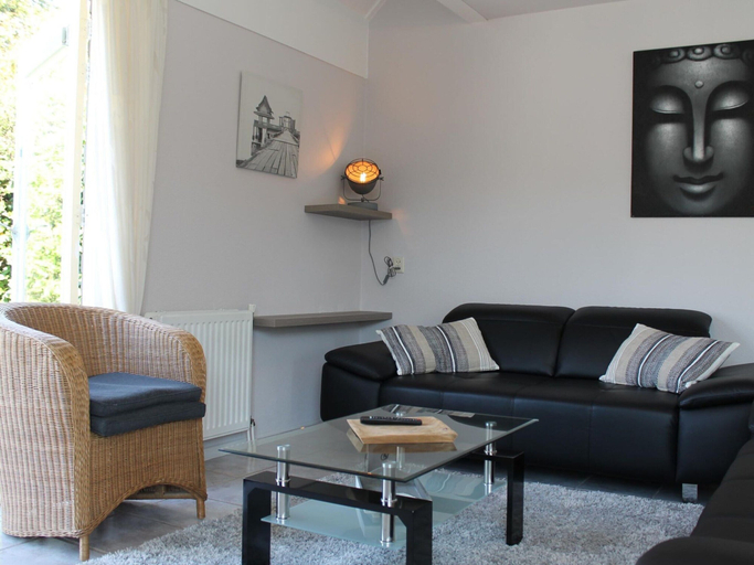 Living area, Nice Holiday Home With Garden Near Beach, Kapelle
