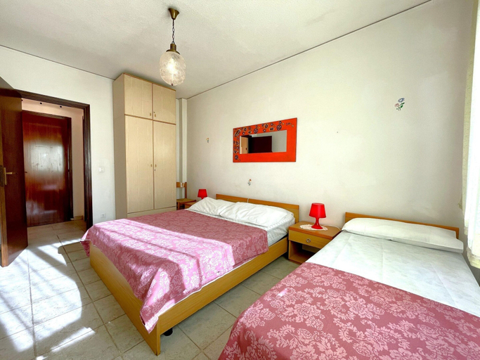 Room 4, Apartment in Caorle Near Beach and Pool, Venezia