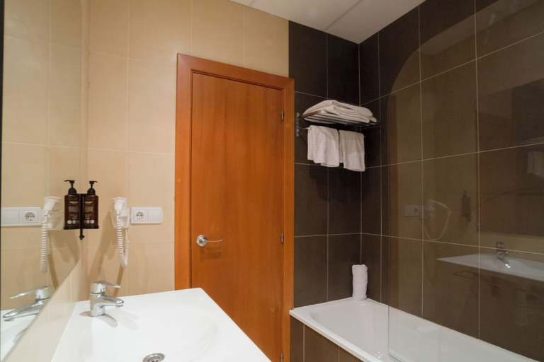 Bathroom 4, Ibersol Playa Dorada, Tarragona