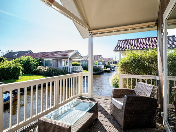 Others 5, Beautiful Chalet With Sauna and Right on the Water, Boarnsterhim