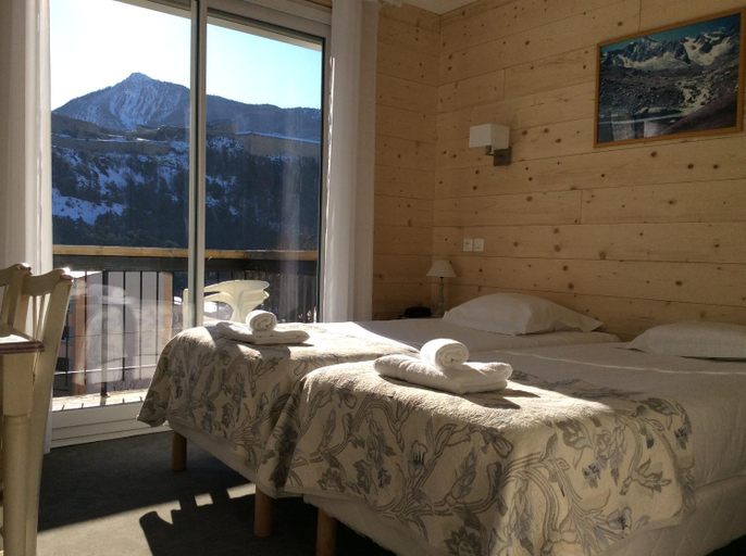 Bedroom 3, Hotel Cristol, Hautes-Alpes