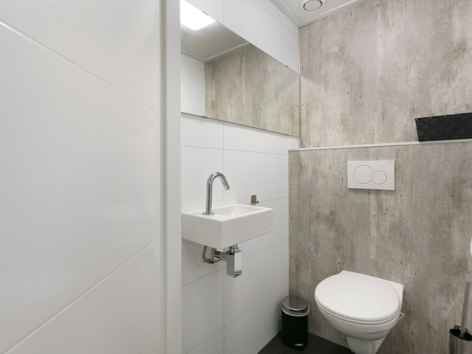 Bathroom 2, Chalet in Zeeland by Scenic Pond, Kapelle