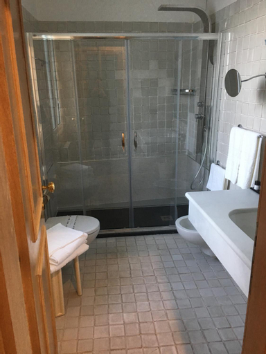 Bathroom 10