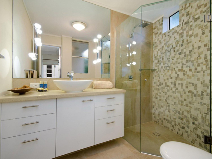 Bathroom 2, Mariner Cove 1 Waterfront Holiday Apartment, Maroochy - Mooloolaba
