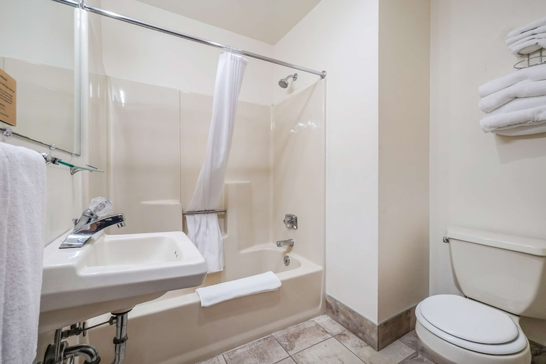 Bathroom 5, Americas Best Value Inn Marquette, Marquette