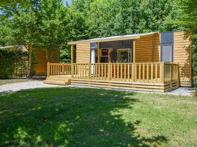 Exterior 5, Cottage in Dordogne With Lake View and Pool, Dordogne