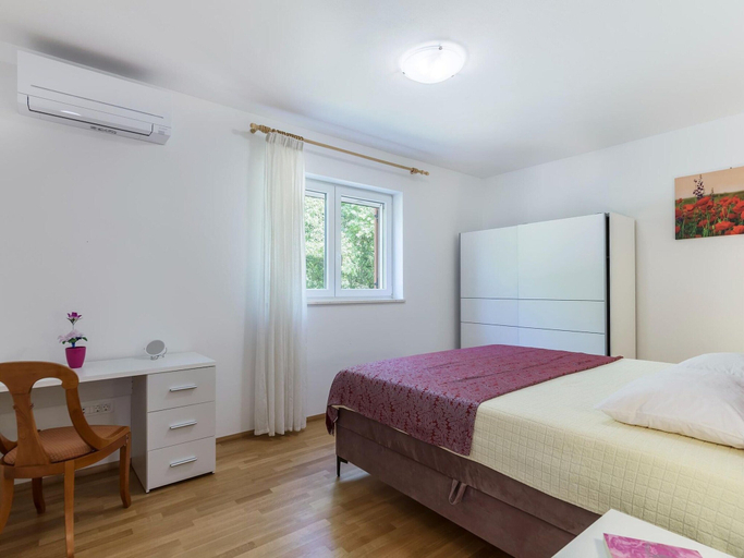 Room 4, Large Holiday Home With Swimming Pool, Labin