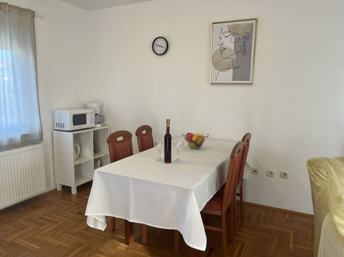 Dining 5, Medulin Burle A4+1, Medulin