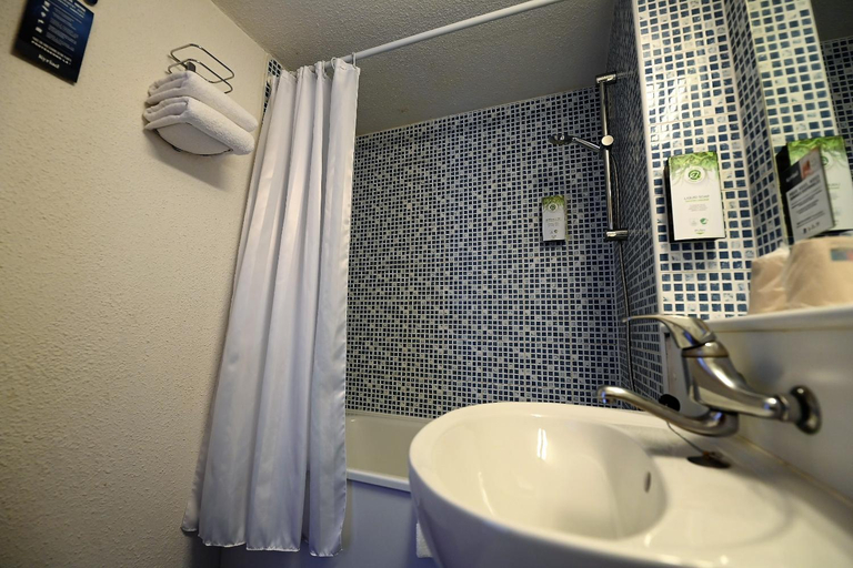 Bathroom 4, Kyriad Tarbes Odos, Hautes-Pyrénées