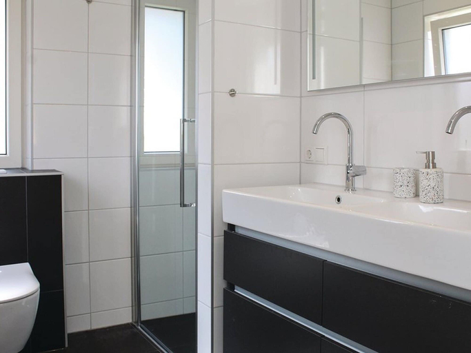Bathroom 3, Villa in Friesland With Waterfront Jetty, Skarsterlân