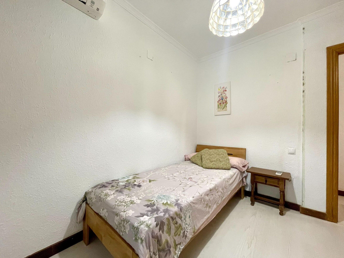 Room 5, Villa in Roquetas Near Beach & Pool, Almería