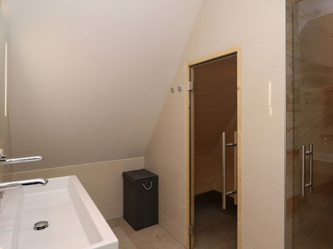 Others 4, Villa in Friesland with Sauna and Jetty, Lemsterland