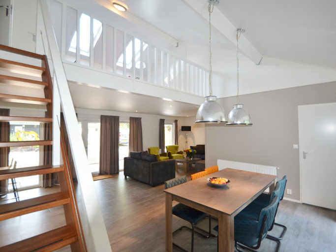 Dining 5, Holiday Home With Covered Terrace in Rhenen, Rhenen