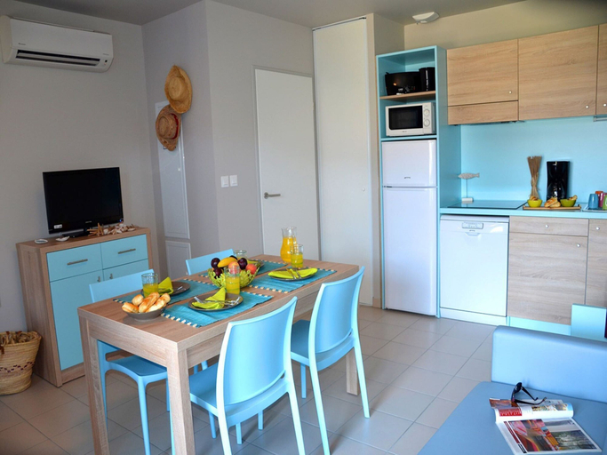 Private kitchen 4, Cozy Coastal Home w/ Terrace, Hérault