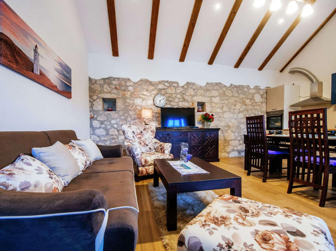 Others 4, Private Estate With 2 Infinity Pools, Polača