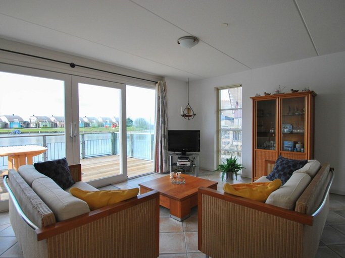 Living area 3, Thatched-roof Villa Near the Ijsselmeer, Wûnseradiel
