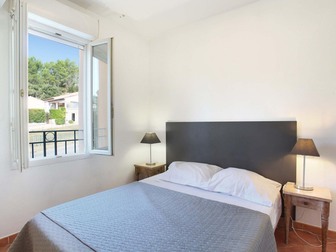 Room 4, Apartment in Greoux-les-bains Near Lakes, Alpes-de-Haute-Provence
