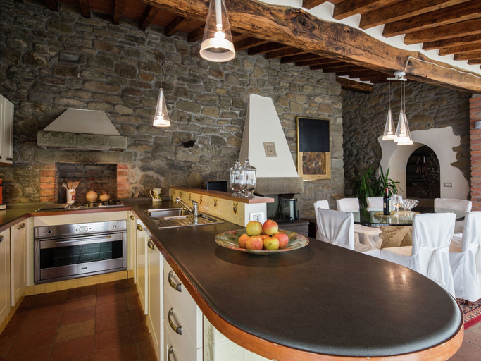 Private kitchen, Villa in Cortona With Pool & Hill Views, Arezzo