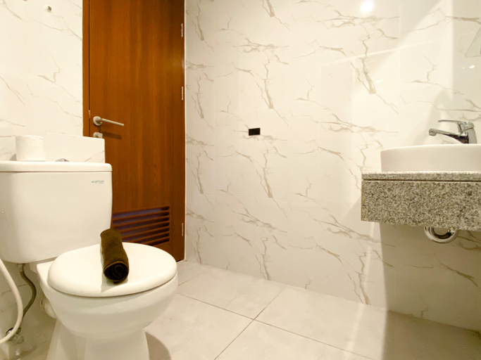 Bathroom 5, Simply Look Studio at Grand Kamala Lagoon Apartment By Travelio, Bekasi