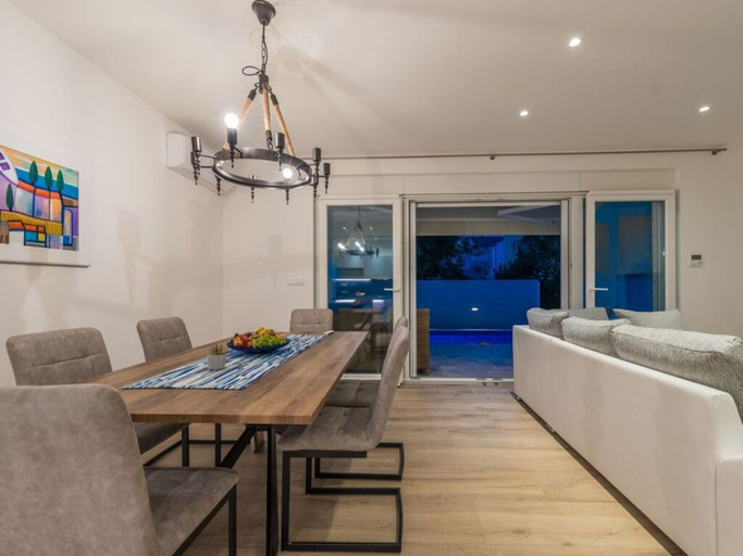 Dining 4, Ema With Pool & Sauna, Privlaka