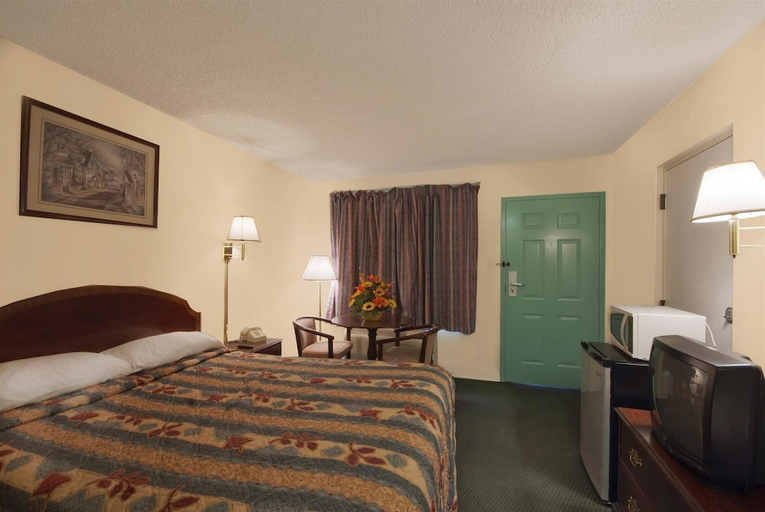 Bedroom, Econo Lodge Mobile, AL, Mobile