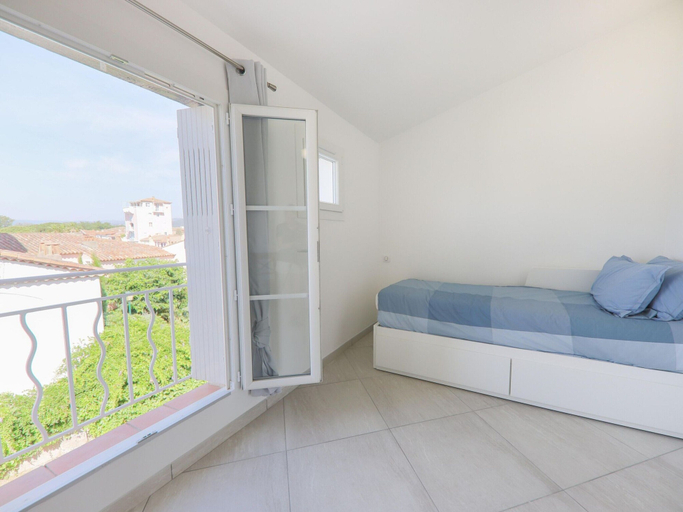 Living area 4, Superb Vacation Home With Pontoon, Var