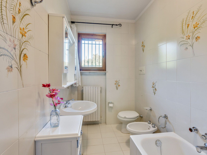 Bathroom 3, Villa in Torri del Benaco With Private Pool, Verona