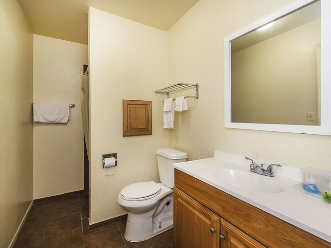 Bathroom, Relax Inn, Travis